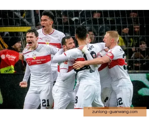 斯图加特球迷愤怒抛折叠椅事件引发多特球员受惊风波